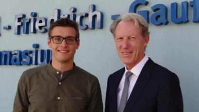 Bild: exb
Peter Silberhorn (links) ist neu im Kollegium des Gauß-Gymnasiums. Schulleiter Johannes Werner (rechts) begrüßte ihn an der Schule.