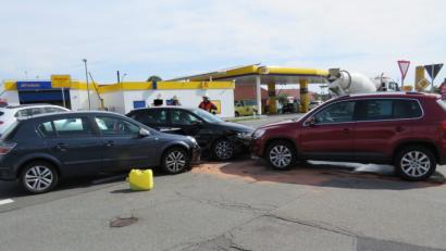 Bild: adj
Bei dem Unfall bei Altenstadt werden drei Autos beschädigt. Die Polizei berichtet von einer leicht verletzten Person.