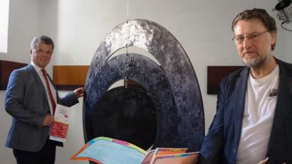 Bild: weu
Der stellvertretende Vorsitzende des Kunstvereins Karl Stumpfi stellte im Beisein von Bürgermeister Martin Birner (links) das Programm für die Ahoj-18-Ausstellung vor. Hunderte von gebastelten Tauben werden bei der Vernissage im Burghof installiert.