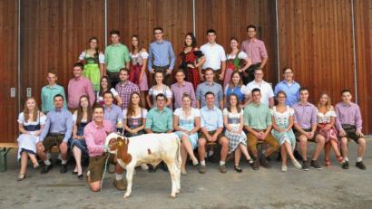 Bild: ibj
In feschen Dirndl und Lederhosen stehen die Kirwapaare mit dem Kälbchen Sam bei der 40. Auflage der Iberinger Kirwa im Mittelpunkt des Geschehens.