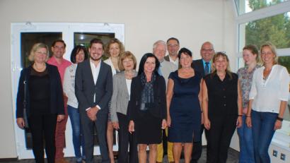 Bild: enz
Nach Ankunft der Referenten begrüßten Bürgermeister Klaus Meyer (4. von rechts), Barbara Bannert vom Sibyllenbad (links), die Leiterin der Gäste-Information Ursula Stingl (3. von rechts) und Alfons Schnurrer (6. von rechts) die Teilnehmer an den Gesundheistagen.