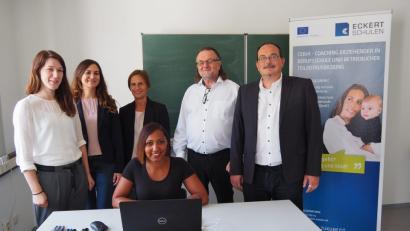 Bild: Bühner
Tanisha Jahn, Teilnehmerin am Alleinerziehenden-Projekt CEBrA (sitzend) hat viele Helfer, damit sie einen Ausbidungsabschluss schafft. Mit dabei (stehend von links) Anja Jobst von den Eckert-Schulen Weiden, Beauftragte für Chancengleichheit Christina Schönberger vom Jobcenter Weiden-Neustadt, Michaela Reiß vom Arbeitgeberservice der Arbeitsagentur Weiden, Standortleiter Rainer Kern von den Eckert-Schulen Weiden und Klassenleiter Alexander Scharl.