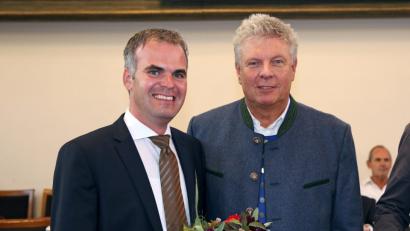 Bild: Landeshauptstadt München
Münchens Oberbürgermeister Dieter Reiter (rechts) gratuliert Christoph Frey nach dessen Wahl zum neuen Stadtkämmerer mit Blumen.