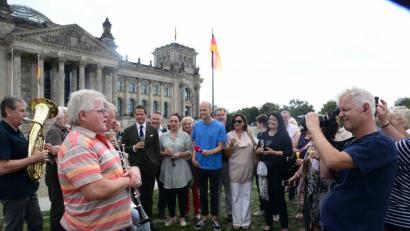 Bild: bey
Da schau mal einer an: Der Sat.1-Kameramann filmt mit dem Fotoapparat. Vor dem Reichstagsgebäude in Berlin entstand dennoch ein professioneller Beitrag – mit Schützenhilfe aus Weiden und dem Stiftland.