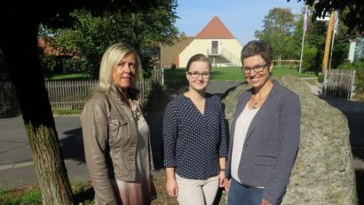 Bild: jzk
Rektorin Christiane Böhm (links) begrüßt Christine Dötsch und Anna Hofmann (von rechts) an der Schule.