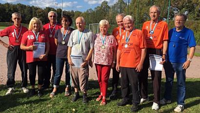 Bild: R. Kreuzer
Die Sieger in Petanque Triplette (von links) der Drittplatzierte Neumarkt, der Sieger Mindelheim 1 und Weiden 1 als Vizemeister. Rechts ist Josef Pohl aus Flossenbürg.