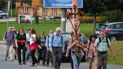 Bild: fjo
Kirchenpfleger Siegfried Zeug (Zweiter von links) und Pfarrer Georg Hartl (Fünfter von rechts) mischen sich unter die Wallfahrer auf der Tour nach Böhmen.