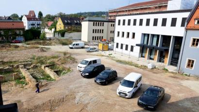 Bild: Petra Hartl
Noch parken Autos auf dem ehemaligen Bürgerspitalgelände. Doch das Aufstellungsverfahren für den Bebauungsplan geht jetzt mit Riesenschritten auf sein Ende zu.