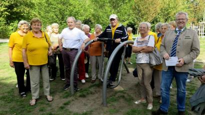 Bild: Hirsch
Seit 15 Jahren treffen sich die Senioren zur Gymnastik im Elisabethenheim. Zum Auftakt turnten sie an den Geräten im Stadtpark. Allen voran Franz Sichler auf dem Stepper.