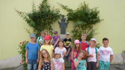 Bild: exb
13 Kinder nahmen am Ferienprogramm, das der OWV Bärnau gestaltete, teil. Bei der Tour durch die Altstadt gab es viel zu entdecken. Auch Kaiser-Ludwig-Brunnen markiert einen besonderen Punkt der Stadtgeschichte. König Ludwig der Bayer hält nämlich das Dokument der Stadterhebung in der Hand.