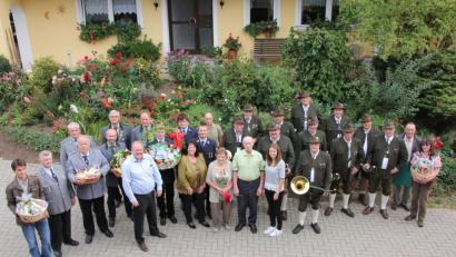 Bild: kro
Josef Richtmann (vorne Mitte, grünes Hemd) feiert im Kreise seiner Familie (links neben ihm seine Frau Elfriede) und vieler Vereine, seinen 80.Geburtstag im „Adamhof“ in Hardeck.