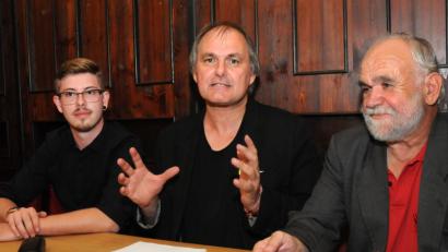 Bild: Stephan Huber
Eine grundlegende Veränderung in der Wirtschafts- und Gesellschaftspolitik fordern der Landtags-Direktkandidat der Linken, Wolfgang Berndt (rechts), der ehemalige Bundestagsabgeordnete Uwe Hiksch (Mitte) und der Spitzenkandidat in der Oberpfalz, Marius Brey (links).