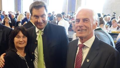 Bild: mmj
Beim Empfang gab es auch ein Treffen des stellvertretenden Landrats Arnold Kimmerl und Bürgermeisterin Birgit Höcherl mit Ministerpräsident Markus Söder.