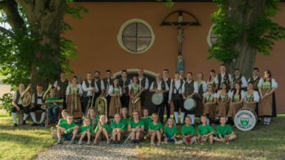 Bild: Ostermeier
Die Blaskapelle Teunz freut sich auf ihr Jubiläumsfest am 22./23. September. Auch die Bläserklasse (mit T-Shirts) feiert mit.