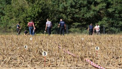 Bild: Alexander Auer
Bei Nittenau suchen Polizisten erneut das Feld ab, auf dem eine Jagd stattfand. Ein Verkehrsteilnehmer auf der B16 ist wahrscheinlich durch einen Schuss aus einem Jagdgewehr getötet worden.