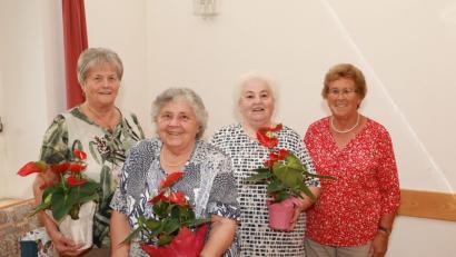 Bild: njn
"Treibende Kräfte" des Frauenkreises sind (von links) Gisela Bauschke, Marga Rose und Olga Rottmann. Stellvertretend für die Mitglieder überreichte Sigrid Häupler (rechts) als Dankeschön Blumentöpfe.