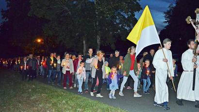 Bild: ü
An der Lichterprozession zu ihrer Bergkirche nehmen viele Kirchenthumbacher teil.