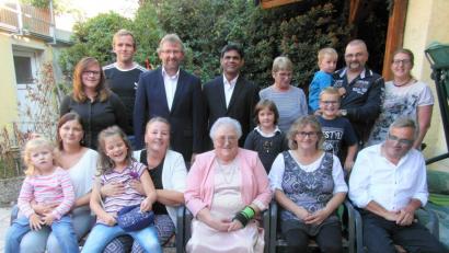 Bild: hl
Maria Gebhardt (vorne Mitte) freut sich nicht nur über die Glückwünsche ihrer Familie, sondern auch über die von zweitem Bürgermeister Hermann Schraml und Pater Joseph (stehend, Zweiter und Dritter von links).