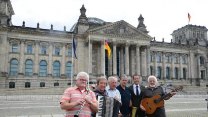 Bild: bey
Die "Falkenberger Zoiglmusik" in der bayerischen Vertretung, dann sichtbar vor dem Reichstag.