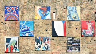 Bild: eib
Die Kunstwerke hängen zum Start der Aktion im August an der alten Stadtmauer in Pilsen und kommen heuer seit 11 Jahren im Herbst nach Schönsee. Hier ein Ausschnitt von der Präsentation in Pilsen.