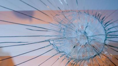 Bild: Klaus-Dietmar Gabbert/dpa
Risse in einer Windschutzscheibe (hier ein Symbolbild) geben der Polizei Rätsel auf.