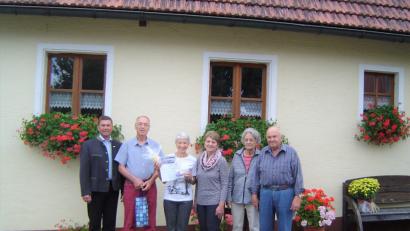 Bild: tu
Bürgermeister Rainer Rewitzer und die treuen Urlauber Leopold und Dietlinde Krauss, Quartiergeberin Rita Baier sowie Erika und Oskar Schemmel (von links).