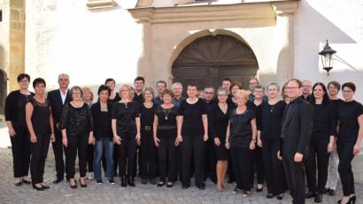 Bild: bnr
Dem "Chorprojekt St. Johannes Nabburg" gehören Sängerinnen und Sänger aus dem ganzen nördlichen Landkreis an. Chorleiter Jonathan Prell (rechts vorne) forderte bei den Proben Höchstleistung.