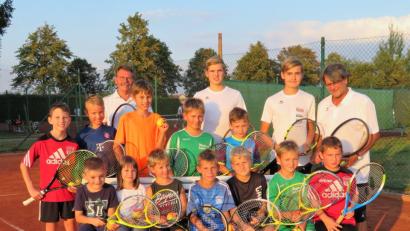 Bild: exb
Stellvertretender Jugendwart Hannes Kern (hinten, Zweiter von links) führte Regie beim Ferienprogramm der SV-Sparte Tennis. Abteilungsleiter Wolfgang Kolb (hinten links) lud zum wöchentlichen Training ein.