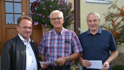 Bild: dob
Dekan Alexander Hösl (links) und Kirchenpfleger Günter Hassmann (rechts) nehmen die 5000-Euro-Spende von Wolfgang Töppel (Mitte) strahlend an. Damit kann wieder viel in der Pfarrei und im Kindergarten bewältigt werden.