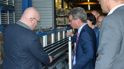 Bild: as
Minister Bernd Sibler schaut sich bei Metallbau Forster um.
