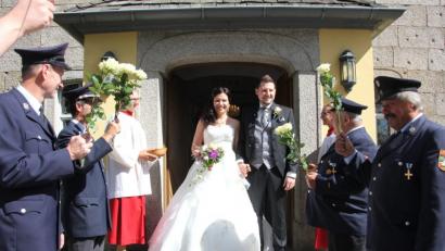 Bild: kro
Das frisch vermählte Ehepaar Sonja und Christian Richtmann erwartet nach der Trauung in der Steinbergkirche Bärnau ein Ehrenspalier der Feuerwehr (im Bild) und der katholischen Landjugend aus Kondrau.