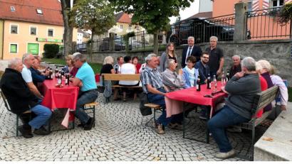 Bild: mef
Fast drei Stunden diskutierten die Bürger mit der SPD Fraktion beim Feierabendseidel am roten Tisch in der Marktplatzanlage.