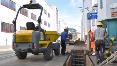 Bild: fuw
Kanalarbeiten, Asphaltierung und Anbringung von Radspuren - die Baustelle in der Schillerstraße soll in etwa vier Wochen abgeschlossen sein
