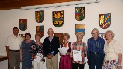 Bild: bey
Bürgermeister Rainer Rewitzer und Irene Bock, Tourismusbüro (von links) freuen sich über die Treue der Urlauber zur Stadt und zur Gastgeberin Resi Pflaum (rechts).