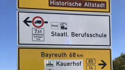 Bild: ge
Die Tafeln für die Umleitung liegen an den Knotenpunkten schon bereit. Am Freitagmittag werden sie aufgestellt.