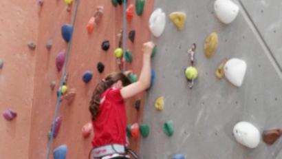 Bild: exb
Die Kletterwand in Wunsiedel stellt die Kinder aus Eschenbach und Kirchenthumbach vor neue Herausforderungen.