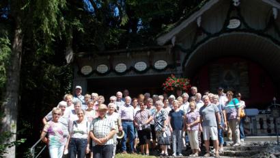 Bild: exb
Die Waldsassener KAB-Mitglieder vor der Wallfahrtskirche Maria Birkenstein.
