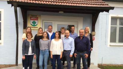 Bild: ral
Martin Janz (Vierter von rechts) feierte sein 20-jähriges Dienstjubiläum im Kreise seiner Kollegen von der Gemeindeverwaltung.