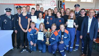 Bild: jr
Der Feuerwehrnachwuchs aus Waldeck (hockend) holte den Siegerpokal. Mit im Bild die weiteren Pokalgewinner von den Feuerwehren Vordorf und Löschwitz-Kaibitz sowie Kreisjugendwart Wolfgang Bauer (Dritter von rechts), stellvertretender Landrat Dr. Alfred Scheidler (rechts) und 2. Bürgermeister Reinhard Wurm (Vierter von links).