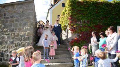 Bild: bey
Die Kindergartenkinder aus dem Waidhauser Kindergarten St. Emmeram wünschen gemeinsam mit ihren Müttern dem Brautpaar als Gute für die gemeinsame Zukunft.