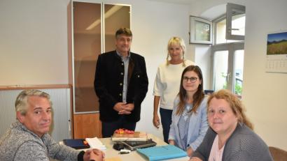 Bild: rgr
Am letzten Dienstag wurden die VdK-Mitglieder wieder in Grafenwöhr beraten. Bürgermeister Edgar Knobloch (Zweiter von links) hieß dazu die neue VdK-Kreisgeschäftsführerin Sarah Kellner (Zweite von rechts) willkommen. Mit auf dem Bild sind auch Waltraud Balk (rechts) sowie Doris Sölch (Mitte) vom VdK-Ortsverband Grafenwöhr.