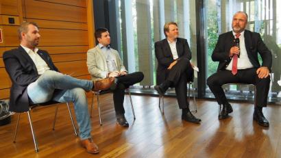Bild: Bühner
Moderiert durch Florian Wein (Zweiter von links) diskutieren über Digitalisierung im Mittelstand (von links) Florian Schläger, Anton Braun und Reinhold Gietl.