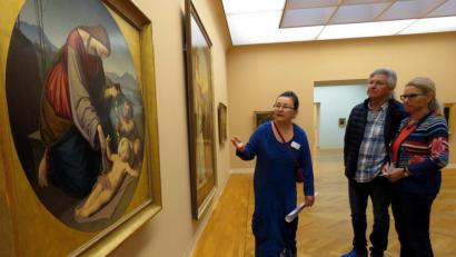 Bild: ubb
Petra Schicker und Tom Brankovic (rechts) wünschten sich zu einigen Kunstwerken weitere Details, was ihnen Museumsführerin Waltraud Rambach (links) gerne erfüllte.