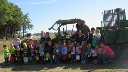 Bild: den
Die Kinder des Kinderhauses St. Marien betätigten sich als fleißige Erntehelfer