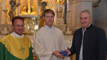 Bild: dob
Dekan Alexander Hösl (links) und Kirchenpfleger Günter Hassmann (rechts) heißen Pastoralreferent Maximilian Pravida (Mitte) herzlich in Vohenstrauß willkommen. Er wird ab sofort in der Seelsorgeeinheit Vohenstrauß-Böhmischbruck tätig sein.