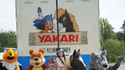 Bild: abi
Insgesamt besteht die Yakari-Pferdeshow aus über 60 zwei- und vierbeinigen Mitwirkenden, darunter auch ausgezeichnete Akrobaten und Komiker. Vom 13. bis zum 16. September kann man sie am Marktredwitzer Angerplatz erleben.