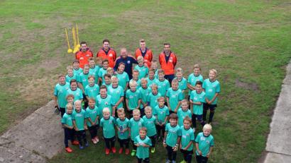 Bild: exb
Erlebnisreiche Tage verbrachten die Nachwuchskicker beim Besuch der Fußballschule. Auch Ex-Nationalspieler Hans Dorfner (blaue Jacke) schaute beim Training vorbei.