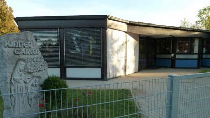Bild: Portner
Die Tage des Kindergartens sind gezählt: Ab 1. November steht das Gebäude an der Eslarner Straße für den Abbruchbagger bereit. Die Kinderkrippe links daneben bleibt stehen und wird 2019 an den Neubau angedockt.