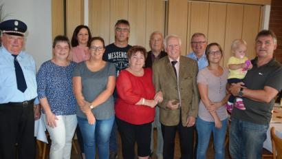 Bild: jr
Seinen 80. Geburtstag feierte am Dienstag Rudolf Köstler (vorne, Mitte, neben Ehefrau Betty). Neben der Familie, Freunden und Vereinsvertretern gratulierte auch Bürgermeister Ernst Neumann (Dritter von rechts).
