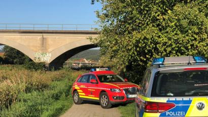 Bild: Alexander Auer
Die Polizei hat einen Uferweg in Regenstauf gesperrt.